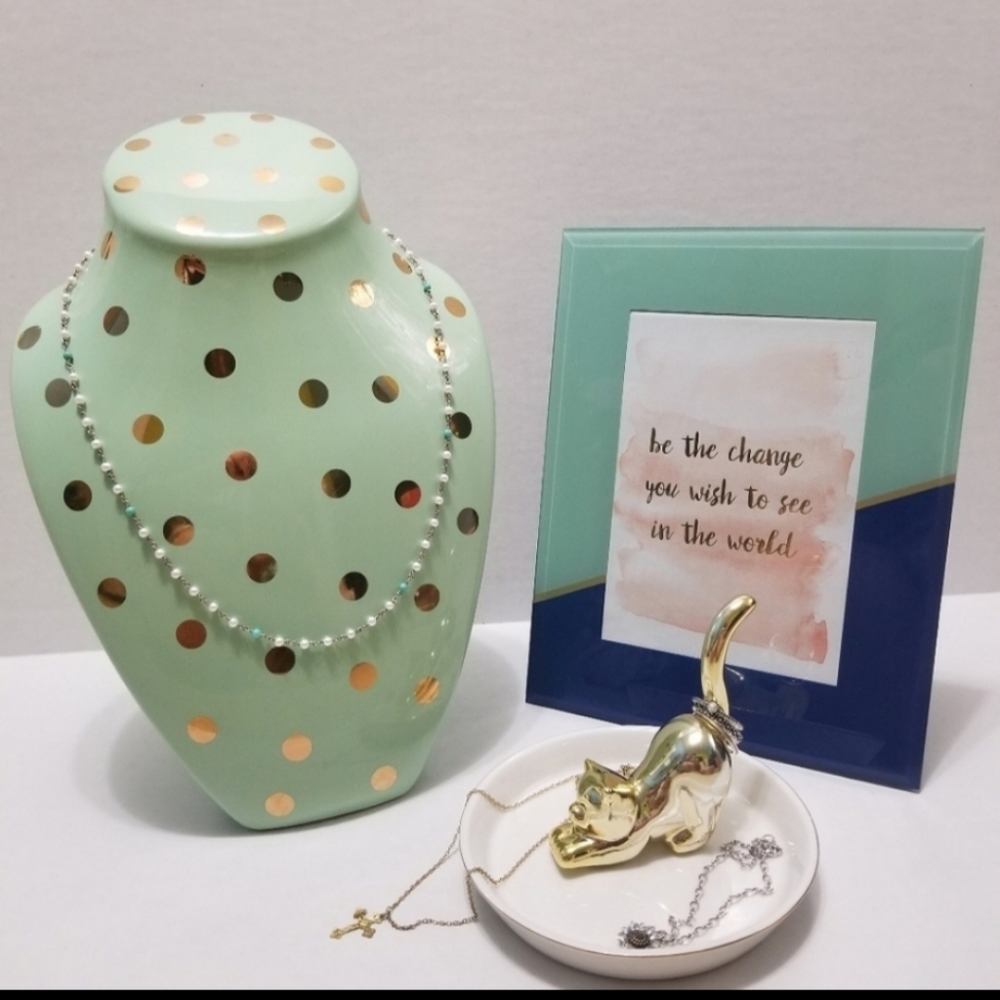 Jewelry bust display